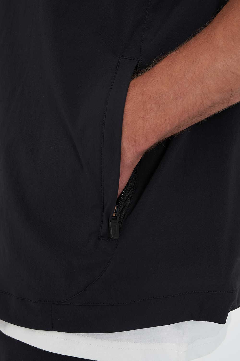 TECH 1/4 ZIP VEST BLACK - Image 4
